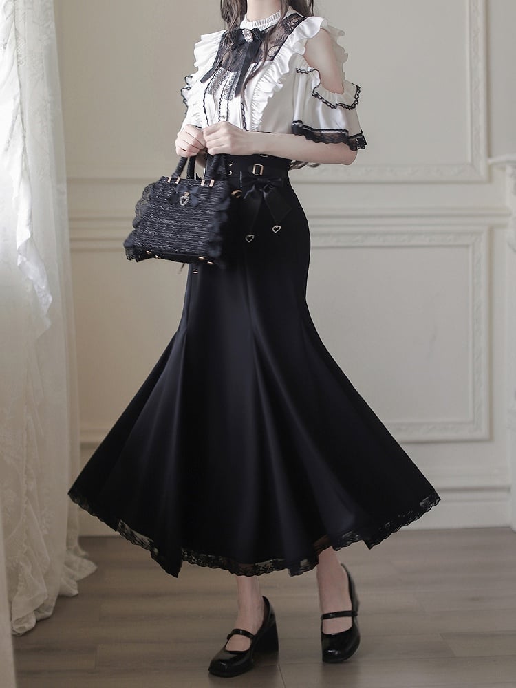 Schwarze Bluse mit ausgeschnittenen Schultern und Illusionsausschnittbesatz aus weißer Spitze von Jirai Kei