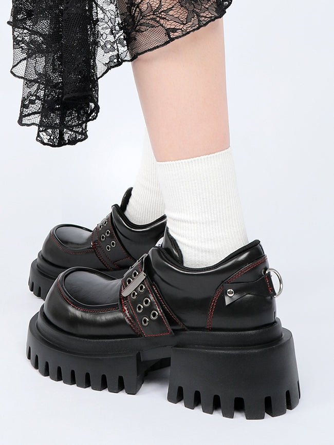Schnalle, kräftige Absätze, Rock-Punk mit Akzenten, klobige Sohle – Plateau