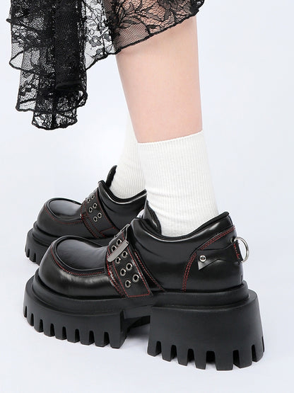 Schnalle, kräftige Absätze, Rock-Punk mit Akzenten, klobige Sohle – Plateau
