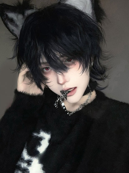 Dunkelblaue, kurze, gewellte Perücke im Jungenstil