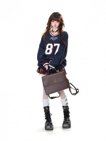 Aprikosen-/Marineblaues, lockeres Sweatshirt mit V-Ausschnitt und Zahlendruck in Bittersüß