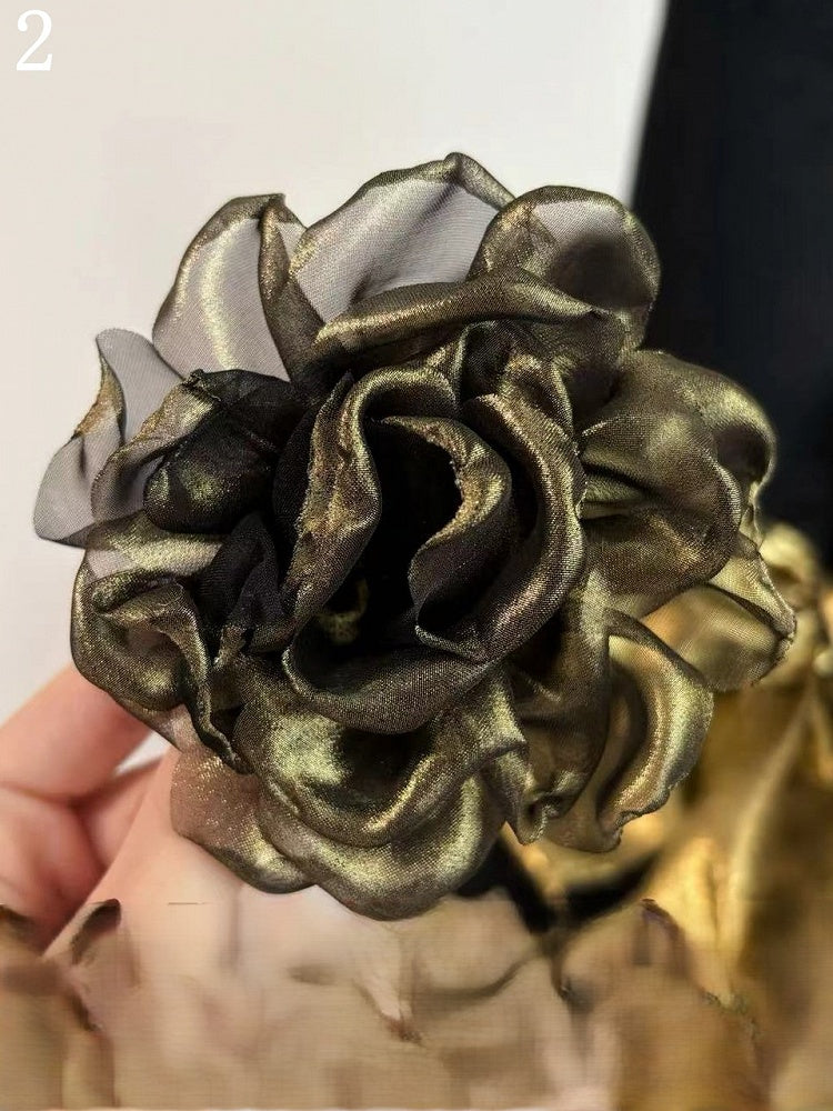 Hexe mit Schleife und goldenem Hut, Federschmuck, Schwarz