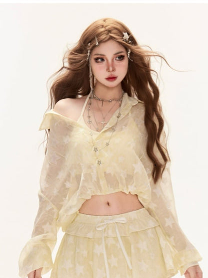 Halbtransparentes, kurzes, gelbes Allover-Shirt mit Sonnenschutz und Sternendruck