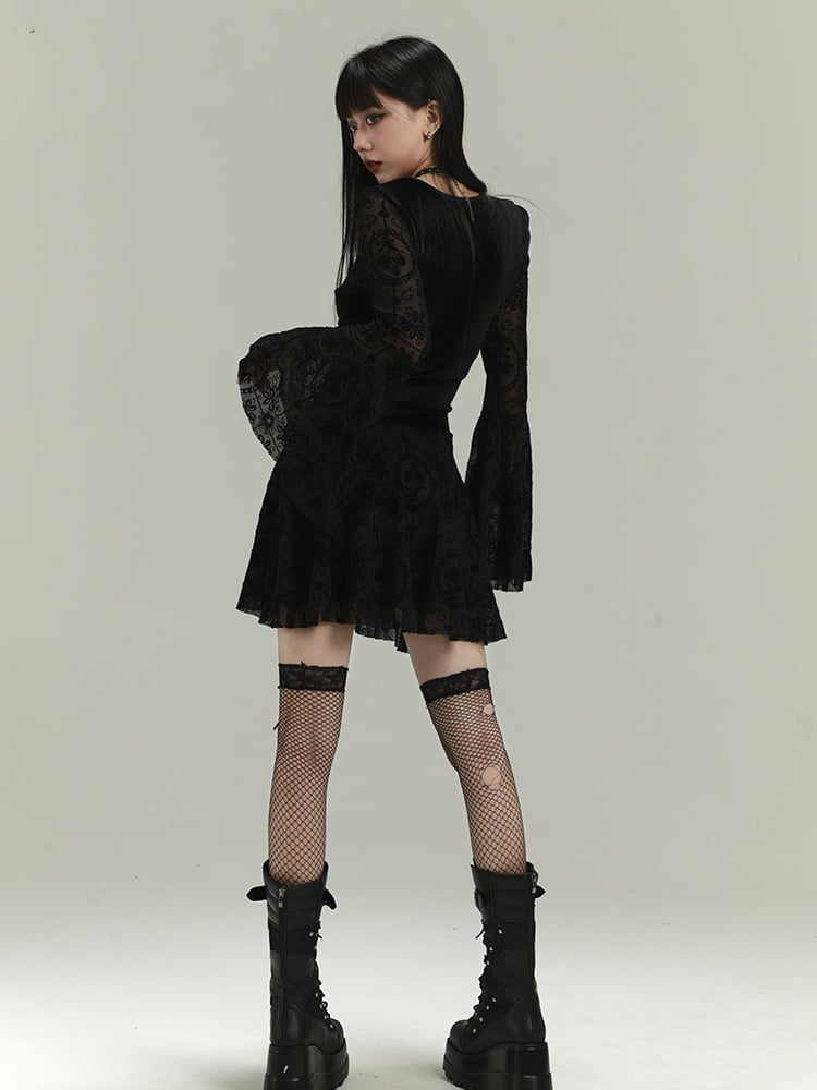 Gothic schwarzes, oberschenkellanges Spitzenkleid mit Glockenärmeln und Schnürdetail