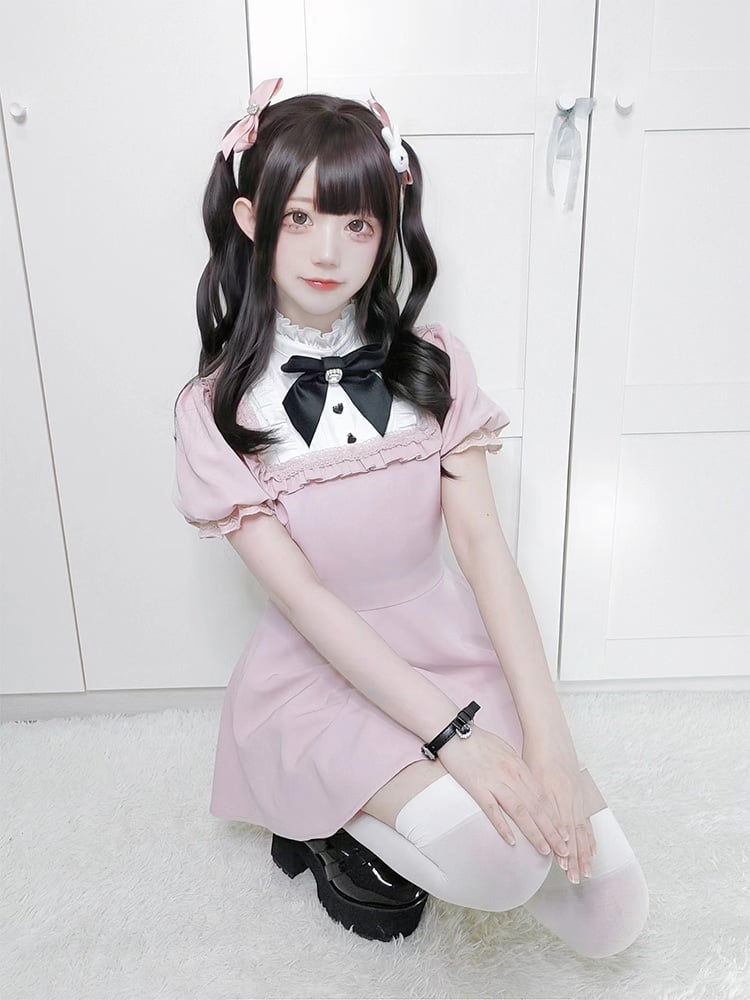 Rosa Kleid mit Rüschenausschnitt, Spitzenmanschetten und Shorts mit Rüschenbesatz