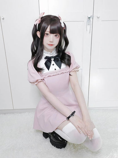 Rosa Kleid mit Rüschenausschnitt, Spitzenmanschetten und Shorts mit Rüschenbesatz