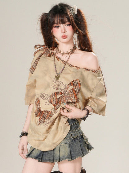 アップリケ付きブラウン/ホワイトのアシンメトリーなグラマラスTシャツ。チェック柄のバタフライ柄。ほろ苦いネックライン。