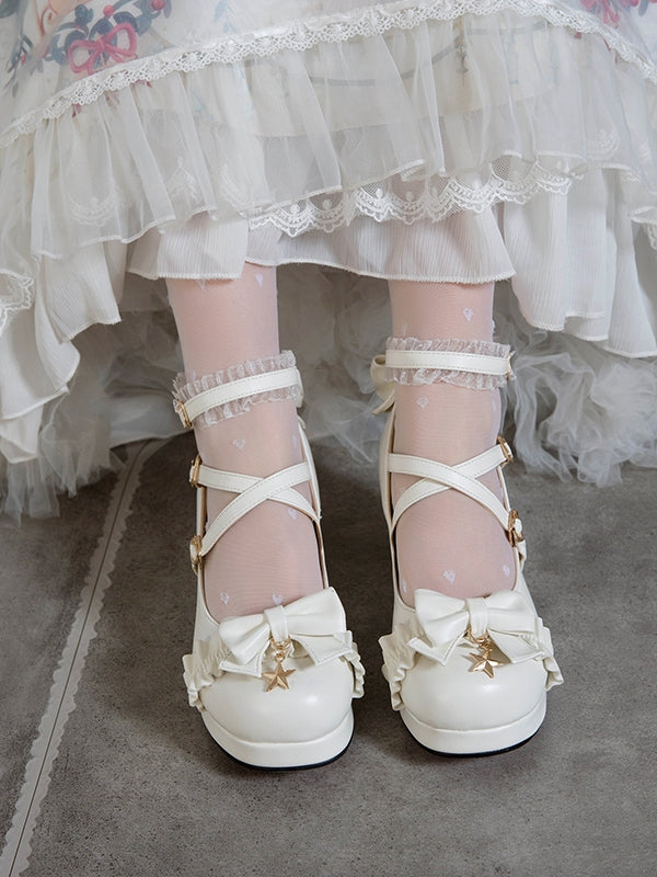 Blockabsätze mit Charm-Stern und Herz, weiße Zierschnallen, Lolita-Rüschen, Oberteil mit mittlerer Schleife