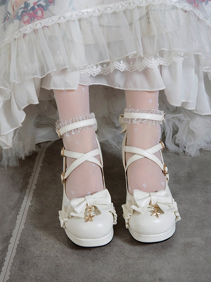 Blockabsätze mit Charm-Stern und Herz, weiße Zierschnallen, Lolita-Rüschen, Oberteil mit mittlerer Schleife