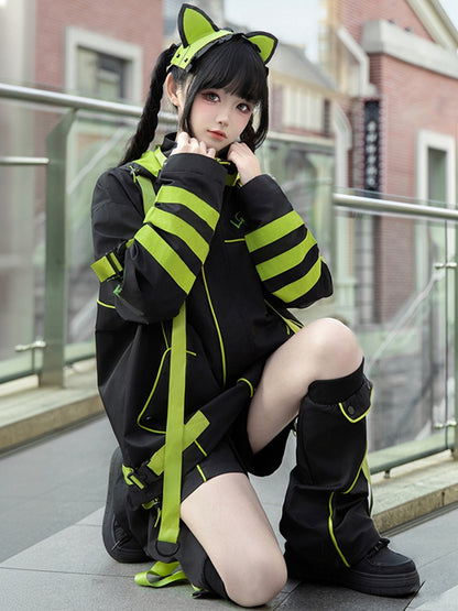 黒と緑の未来的なテックウェア、ランドマインスタイルのストレートレッグショーツとフレアレッグウォーマー