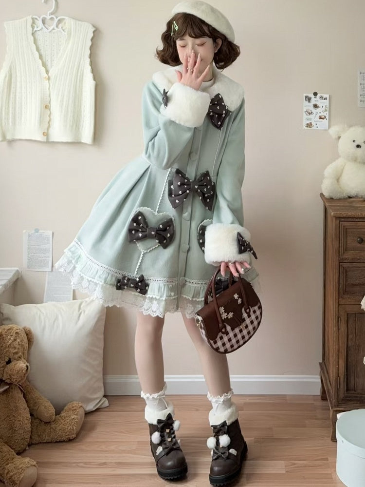 ミントグリーンのリボンがアクセントのケープロリータコート（レーストリム付き）