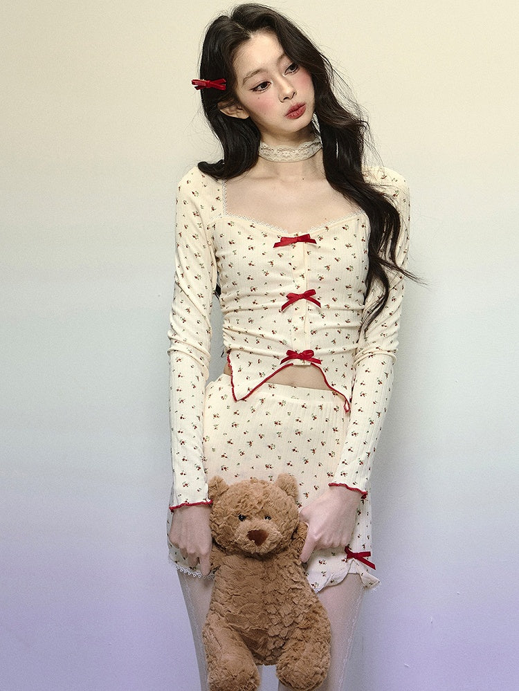 アプリコットの花柄スクエアネックラインクロップトップ（蝶結びディテール付き）