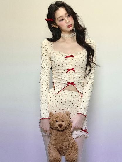 アプリコットの花柄スクエアネックラインクロップトップ（蝶結びディテール付き）