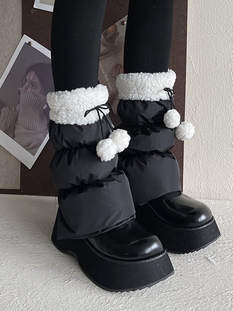 Weiße süße Beinwärmer mit Schleife und Pompons