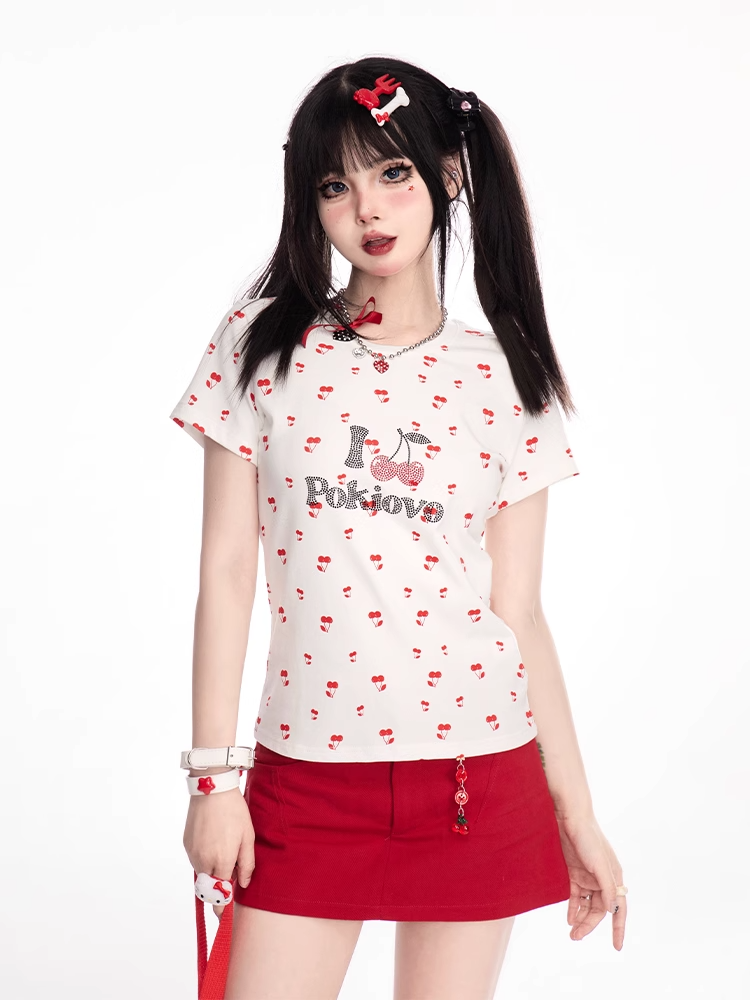 ホワイト オールオーバー チェリープリント ラインストーン レター Tシャツ