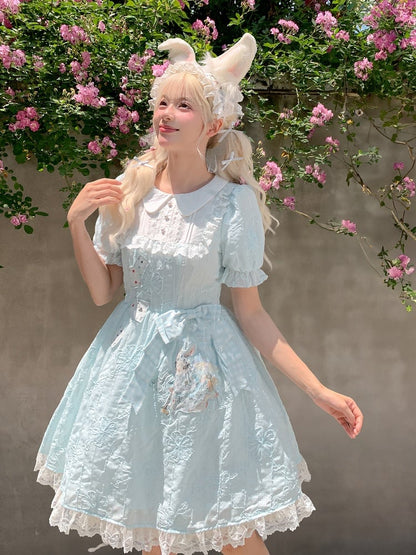Besticktes blaues Kleid mit Puffärmeln in Wunderland-Vibes, Bunny Alice