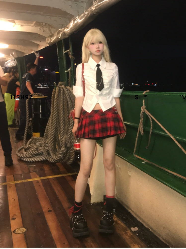 黒と白のシャツと赤のスカートのプリーツスタイル、チェック柄のプレッピースタイル