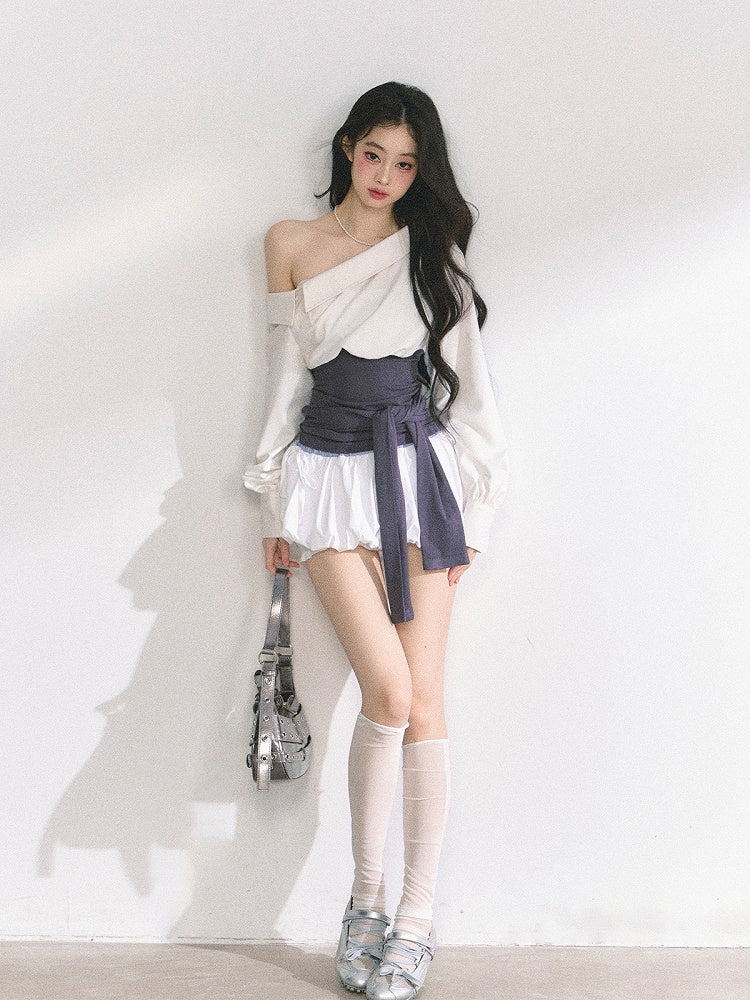 Beiges Hemd mit asymmetrischem Ausschnitt und lila Korsettgürtel