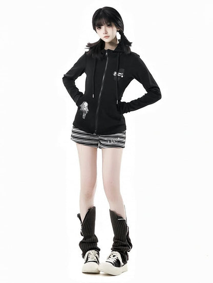 長袖、トップジップ開閉、ブラック/ホワイトのデビルホーンデザインフード