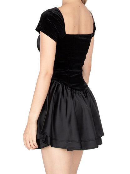 Elegantes Vintage-Minikleid aus schwarzem Samt mit quadratischem Ausschnitt