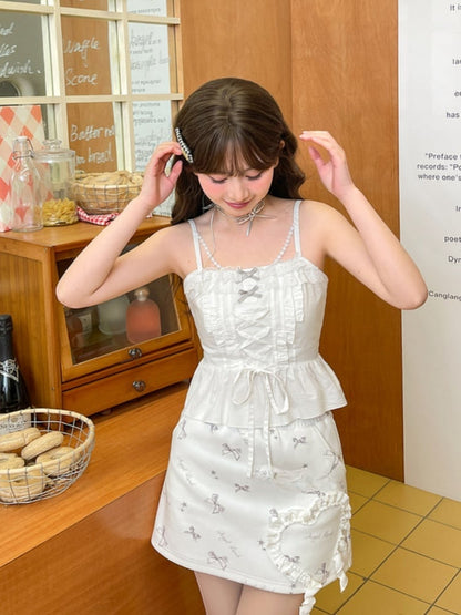 bei weißem Cami-Top mit Rüschen und Spitzenbesatz, Schnürung vorne mit Schleifendetail