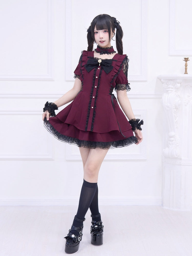 Schwarzes Side-Kei-Kleid mit Besatz: Weinroter Schnürrock und dazu passender roter Spitzen-Minirock Jirai