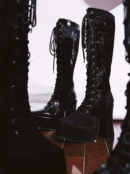 Blockhohe schwarze Samtstiefel mit Schnürung und Gothic-Absatz vorne, kniehohe Schnürsenkel