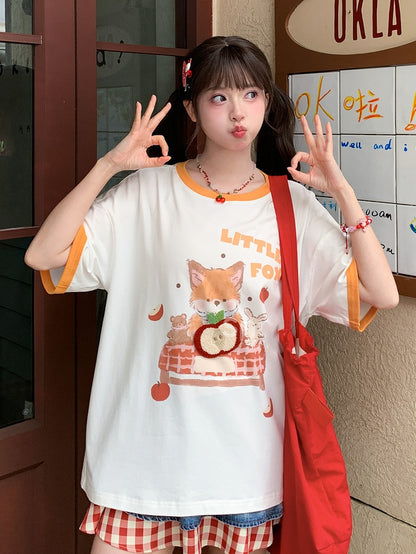 白い漫画のキツネのプリントのロングバージョンTシャツ、リンゴのブローチ付き