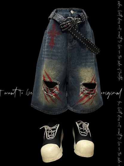 Blaue Denim-Shorts mit weitem Bein und verblassten Löchern im Scratch-Waschung-Look