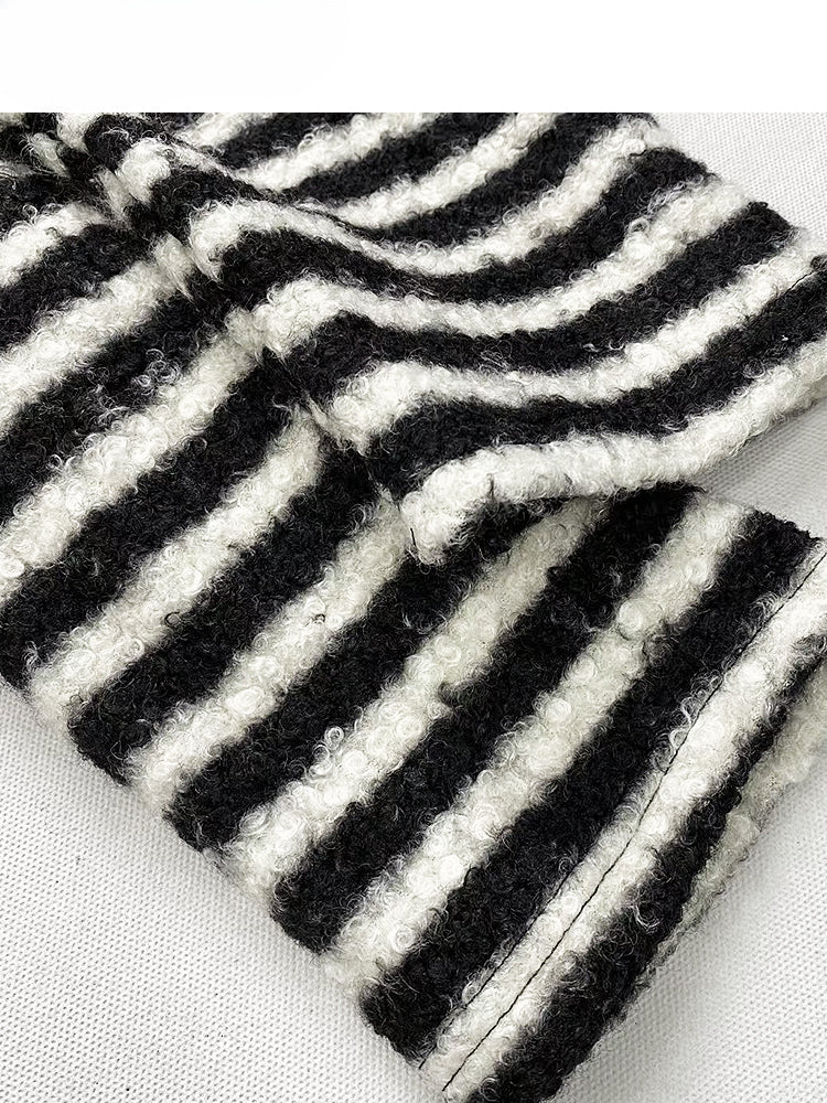 ブラック＆ホワイトのストライプ柄Vネックオーバーサイズニットスウェットシャツ（取り外し可能な襟付き）