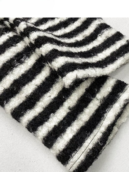 ブラック＆ホワイトのストライプ柄Vネックオーバーサイズニットスウェットシャツ（取り外し可能な襟付き）