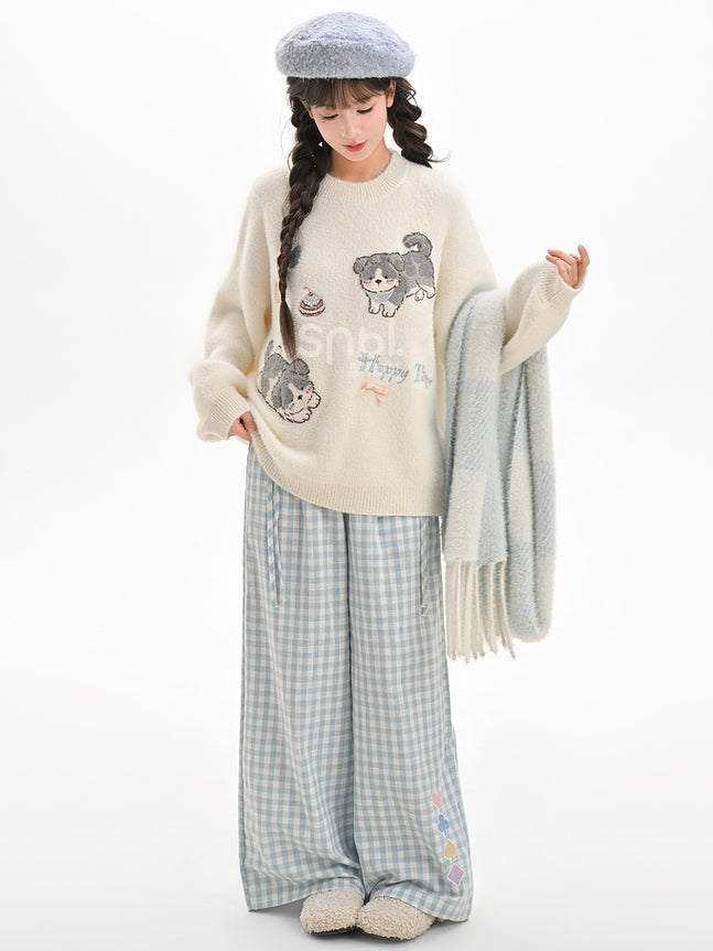 白いかわいい子犬柄のラウンドネックルーズセーター