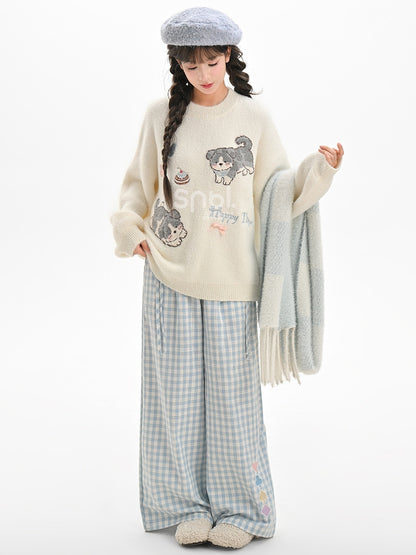 白いかわいい子犬柄のラウンドネックルーズセーター