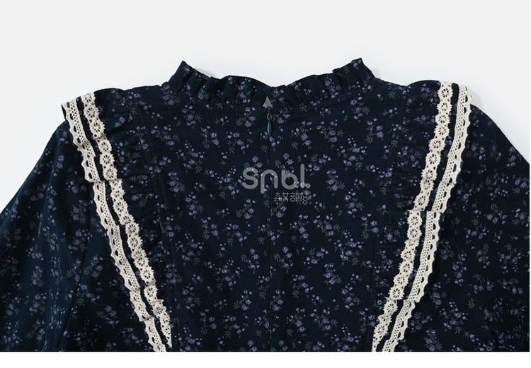 Dunkelblaues Mori Kei Blumenkleid mit Rüschenausschnitt und Blumenmuster