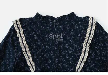 Dunkelblaues Mori Kei Blumenkleid mit Rüschenausschnitt und Blumenmuster