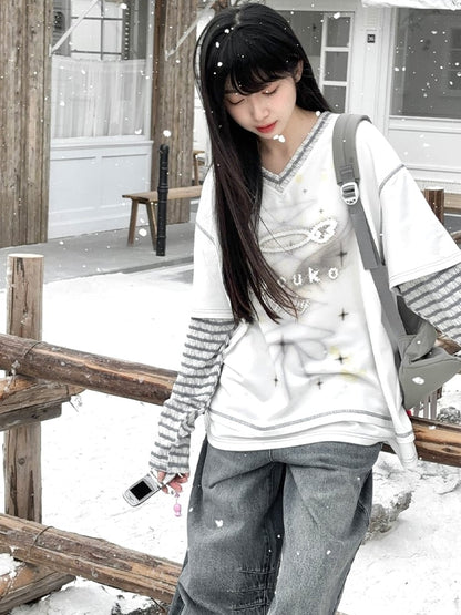 ホワイトフェイクツーピースVネックグラフィックTシャツ