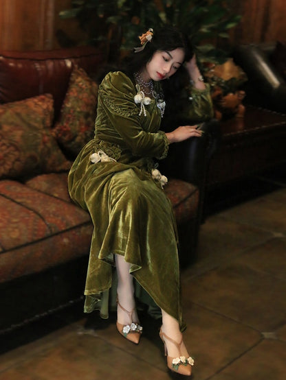 Dunkelgrünes Vintage-Samtkleid mit hoher Taille und quadratischem Ausschnitt