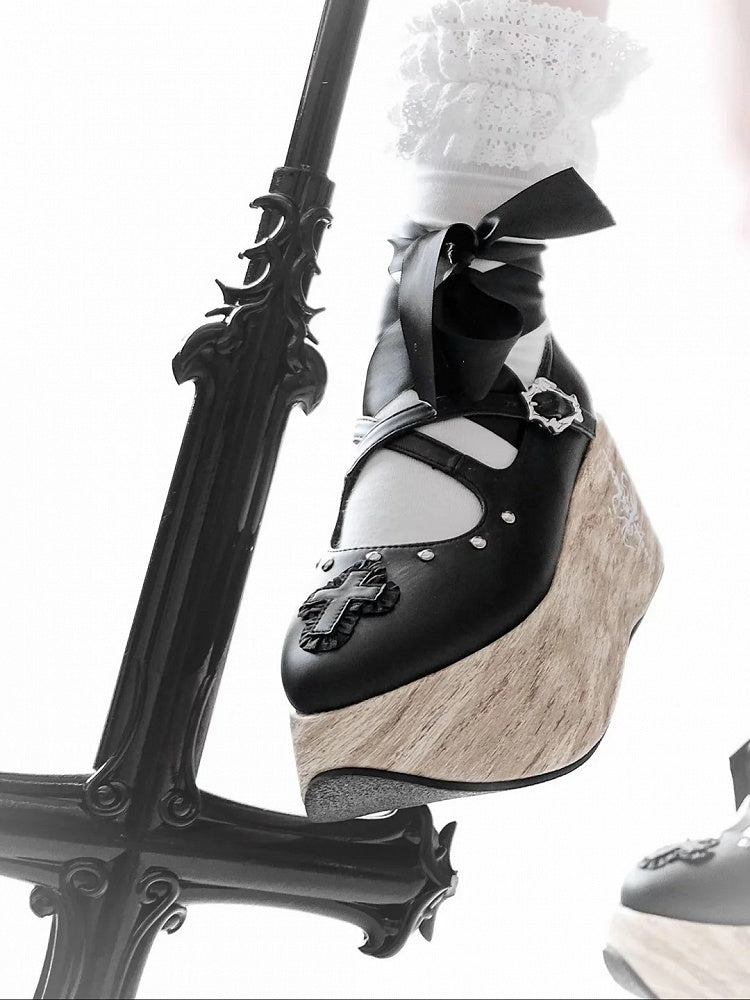 Cross Gothic Schwarzer Absatz mit Applikation 7cm und Plateauschuhe mit Schnürung am Knöchel