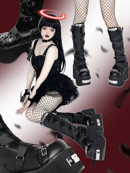 Schwarze Plateaustiefel mit Blockabsatz und überkreuzten Schnallenriemen