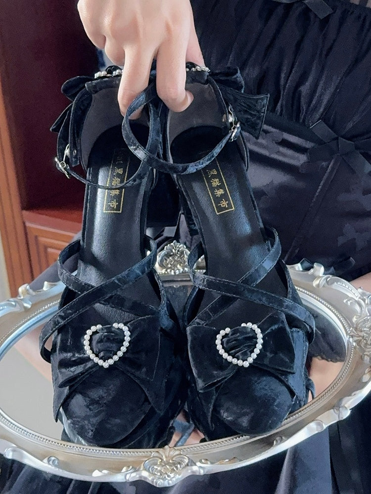 Süße Sandalen mit überkreuzten Riemen an schwarzen Schleifen und Herz mit Perlen auf der Rückseite – Upper Lolita