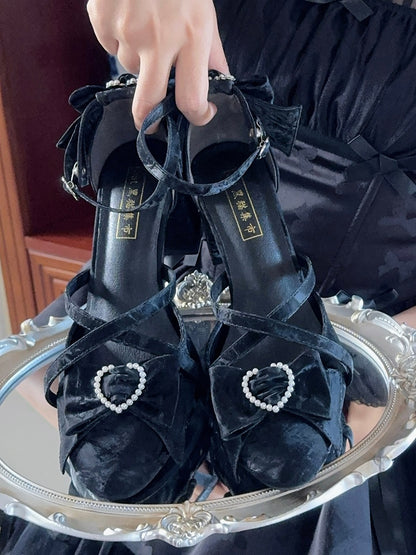 Süße Sandalen mit überkreuzten Riemen an schwarzen Schleifen und Herz mit Perlen auf der Rückseite – Upper Lolita