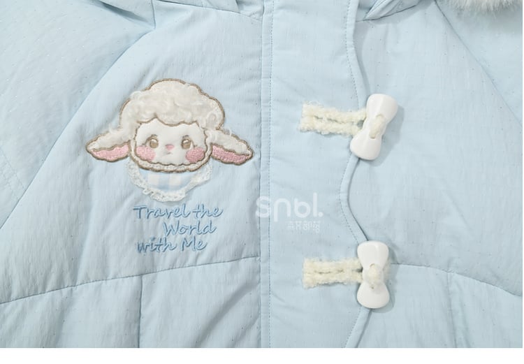 ブルーのキュートなラムアップリケの蝶結びディテールフード付きダウンコートロングバージョン