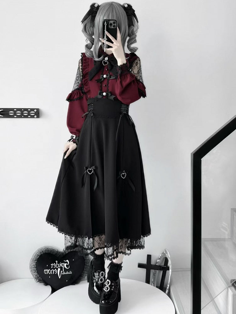 リボン結びのケイ、赤いビーズのジライディテール、ワインレッドのブラウス、フリルとラインストーン