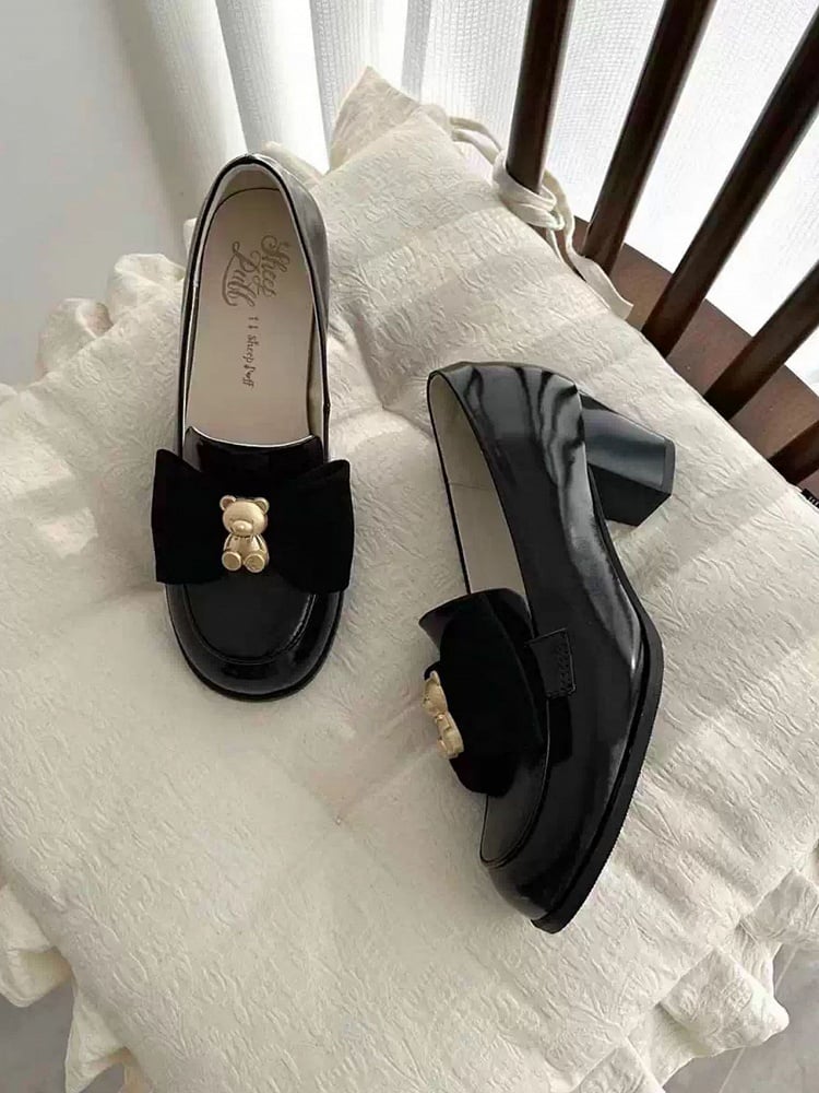 ブラックベアトップボウローファーで装飾