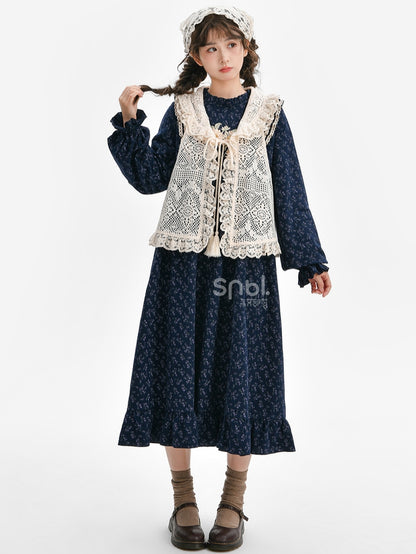 Dunkelblaues Mori Kei Blumenkleid mit Rüschenausschnitt und Blumenmuster