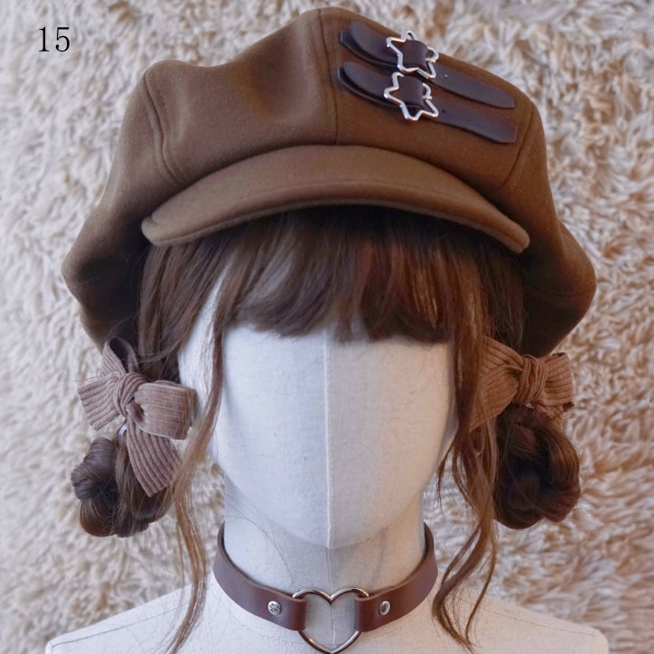 茶色のベレー帽、装飾ボタン付き帽子