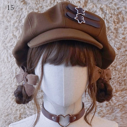 茶色のベレー帽、装飾ボタン付き帽子