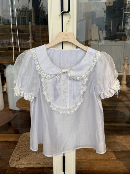 ブルーのパフスリーブ、ピーターパンカラーのブラウス