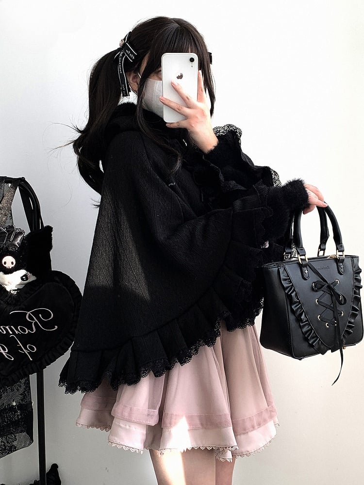 Jirai Kei – Kapuzenumhang mit roten Pompons und Schleifenakzenten im Landminenstil