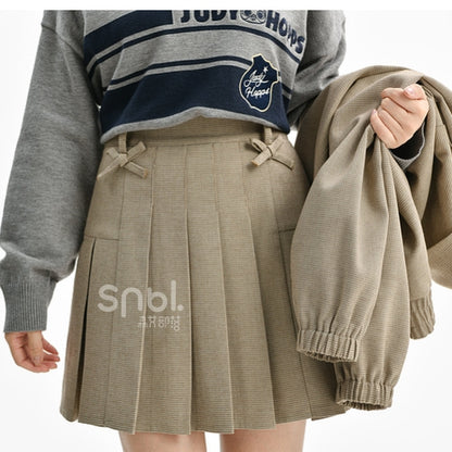 カーキ色のリボンアクセントのチェック柄プリーツスカート